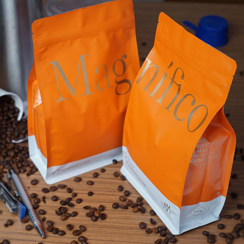 Bolsa con cremallera y refuerzo lateral de café con acabado mate